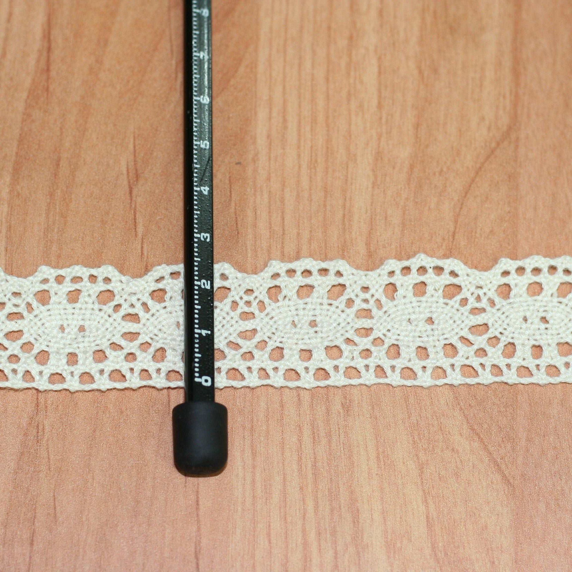 5mt cotton crochet lace vintage trimming (525)